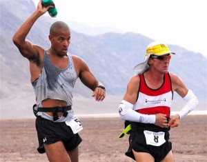 American David Goggins runs with French competitor Albert Vallee in the 2007 Badwater Ultramarathon. Photo: Michael Lindsey.