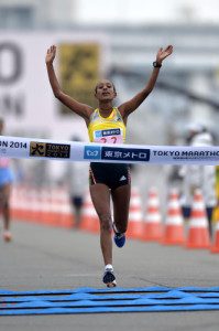 Tirfi Tsegaye sets a course record in Tokyo.