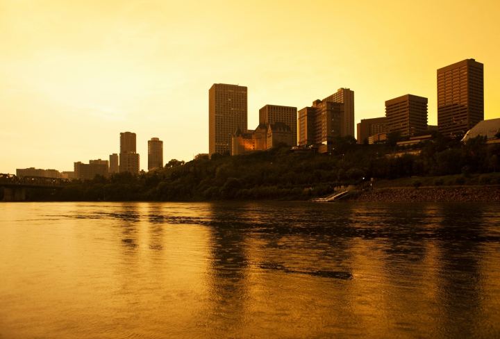 Edmonton has placed a last minute bid to host the 2022 Commonwealth Games.