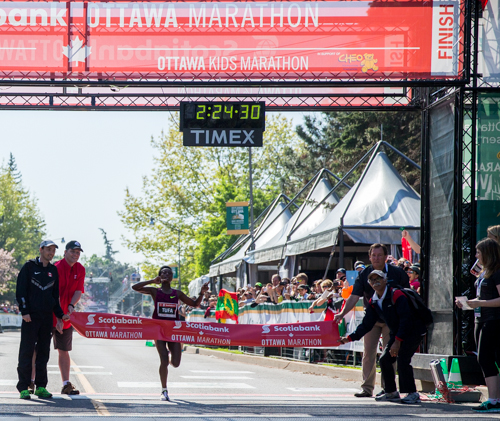 Tigist Tufa winning the women's marathon