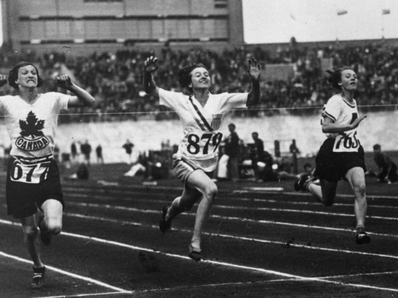 women's running early track race
