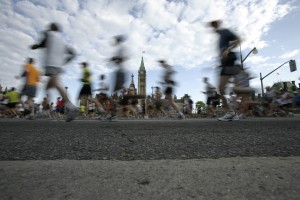 Ottawa, Ontario ---24/05/09--- Runners in the 2009 Ottawa Marathon run past Parliament Hill..GEOFF ROBINS Mundo Sport Images