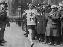 Johnny_Miles_winning_the_1926_Boston_Marathon