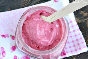 raspberry-ice-cream-on-spoon