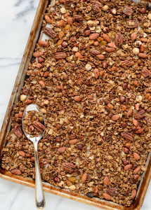 Gingerbread-Granola.-The-best-healthy-granola-recipe-with-nuts-and-spices