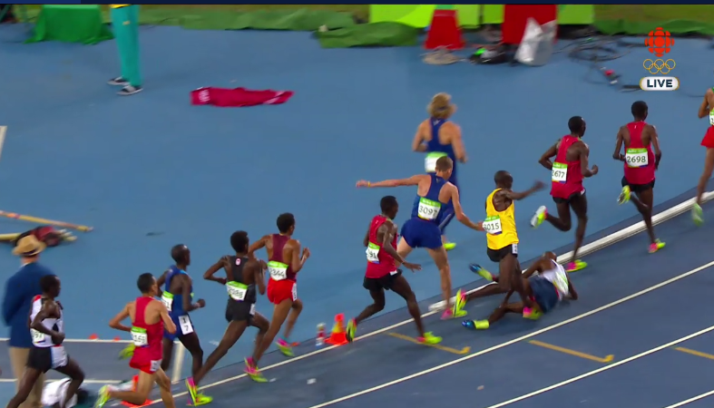 Mo Farah takes a nasty fall in the 10,000m final in Rio