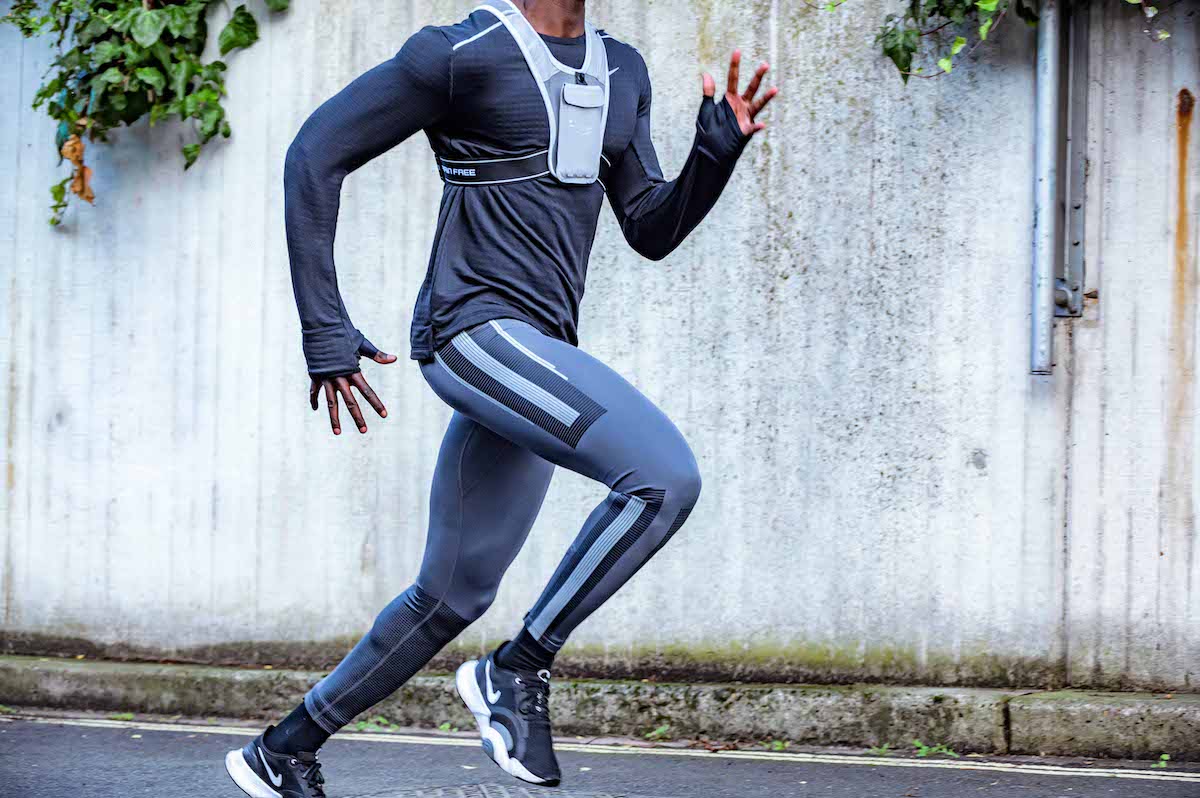 Freetrain vest keeps your phone secure and dry while you run - Canadian Running Magazine