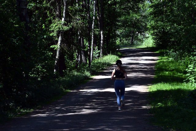 mulher correndo em trilha