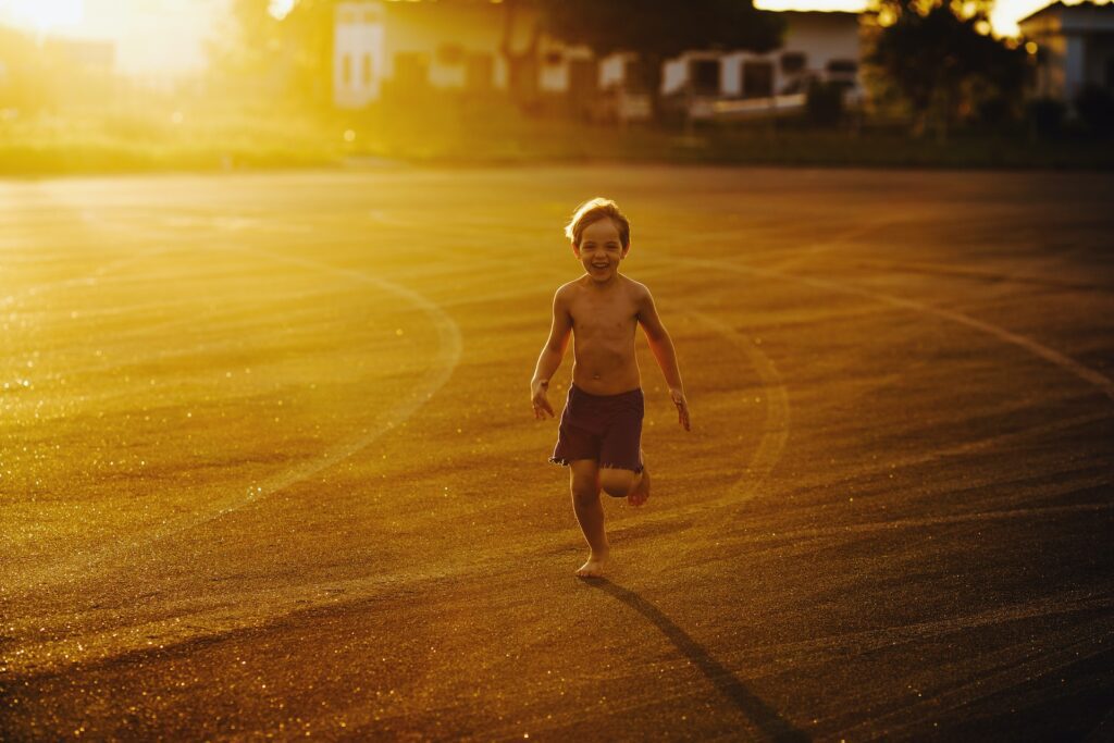 child running on track:jonathan-borba