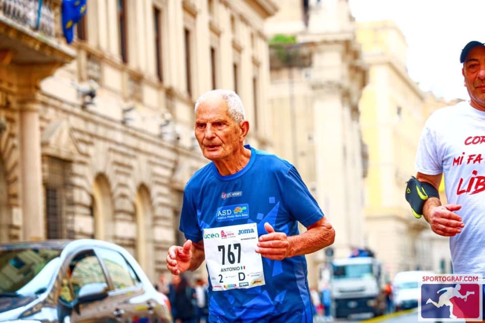 Un uomo italiano di 90 anni batte il record mondiale di maratona per la fascia d’età