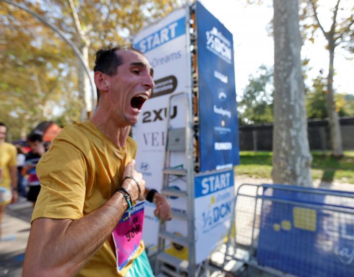 Spanish runner with cerebral palsy completes Barcelona Marathon ...