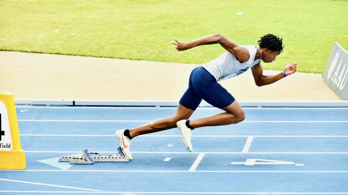 16-year-old Texas sprinter breaks ridiculous record for 400m - Canadian  Running Magazine
