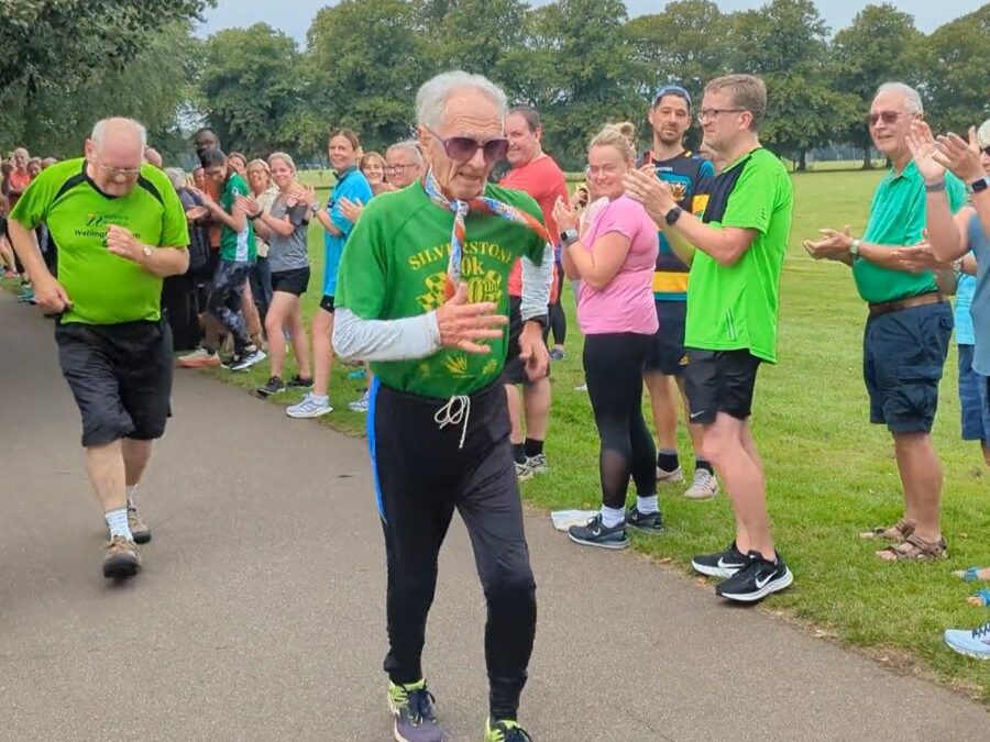 Bob Emmerson finishes 500th parkrun